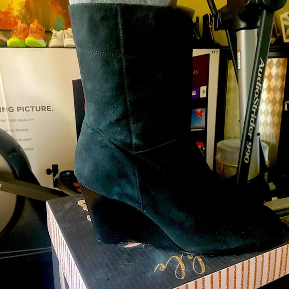 Enzo Angiolini Women wedge suede boot. - Picture 2 of 5